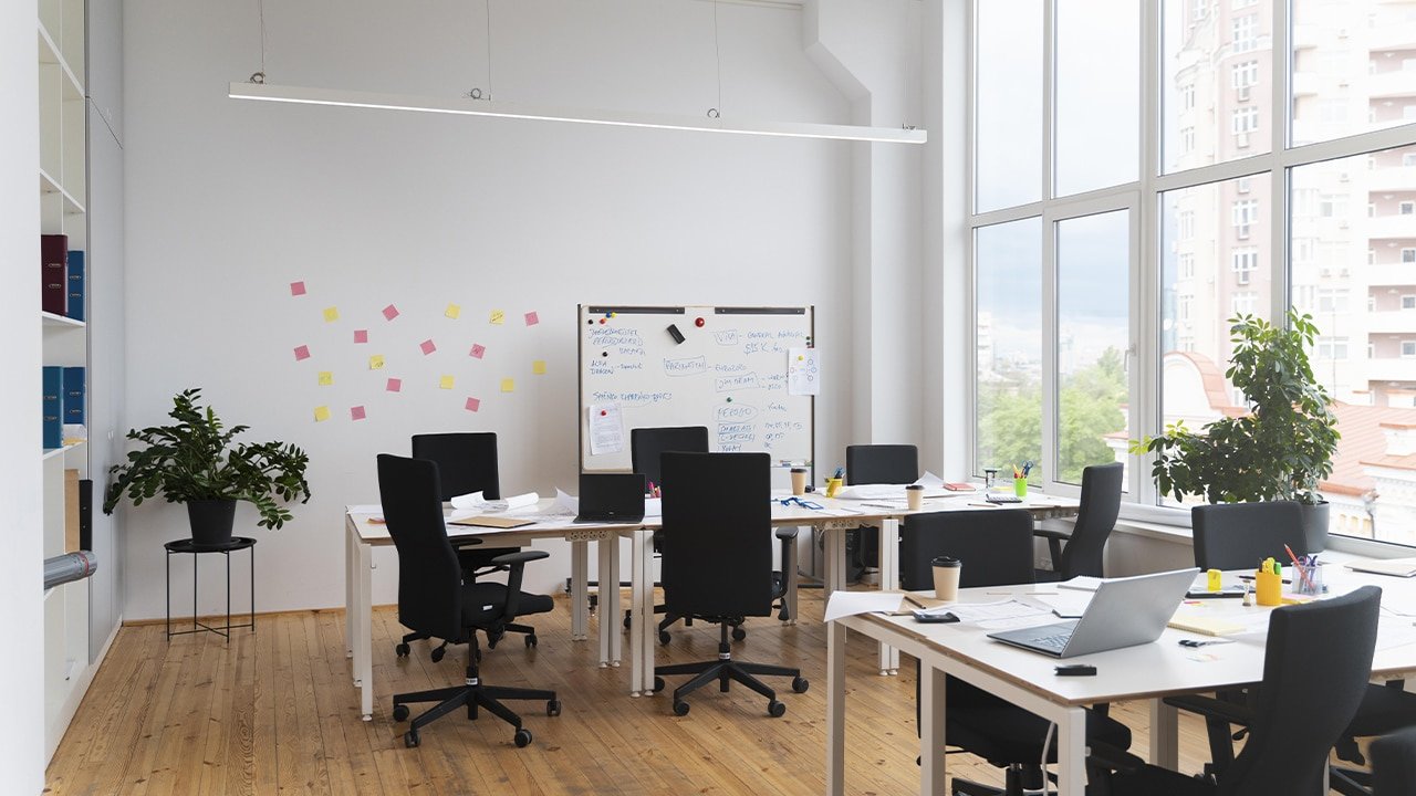 C-plus-diffusion - La personnalisation des espaces de travail par C PLUS DIFFUSION: un atout pour les entreprises - Featured Image 1